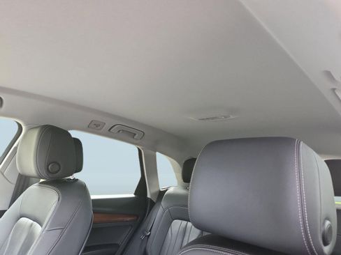 Used 2021 Audi Q5 Premium image 11