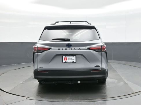Used 2022 Toyota Sienna XLE Woodland Edition image 6