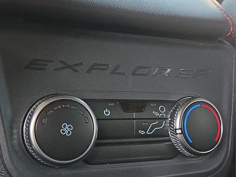 Used 2025 Ford Explorer ST-Line w/ ST-Line Street Pack AWD/4WD image 17