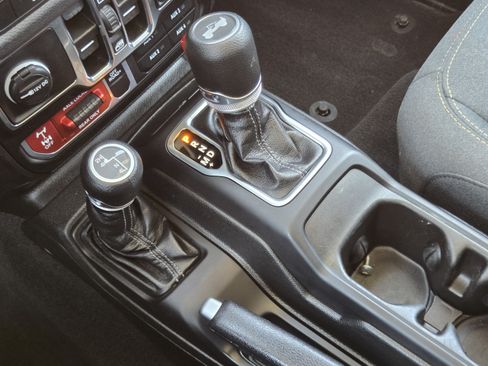 Used 2025 Jeep Wrangler Unlimited Sport AWD/4WD image 16