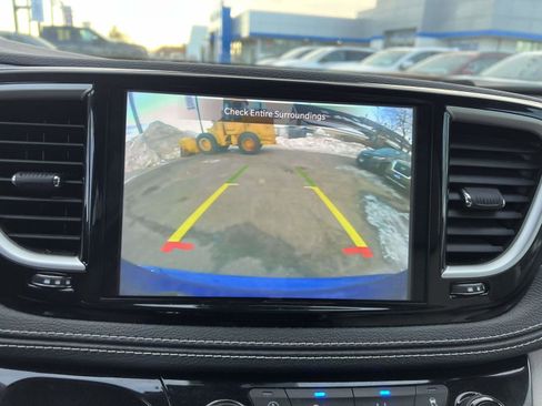 Used 2021 Chrysler Pacifica Touring-L image 23