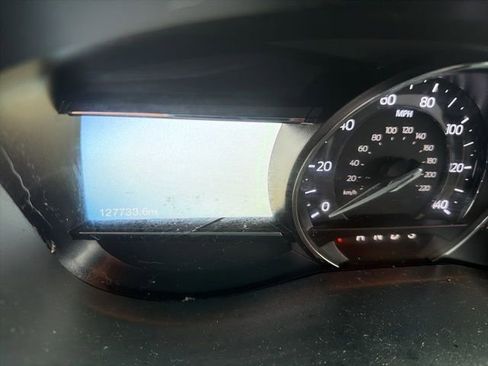 Used 2017 Ford Explorer XLT w/ Equipment Group 202A image 5