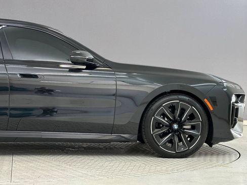 Used 2025 BMW 740i w/ Premium Package image 35