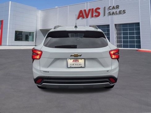 Used 2025 Chevrolet Trax LT w/ LT Convenience Package image 7