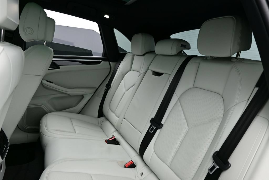 Certified 2023 Porsche Macan AWD/4WD image 14
