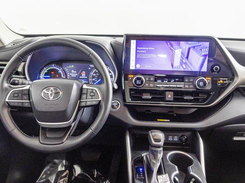 Used 2023 Toyota Highlander XLE image 25