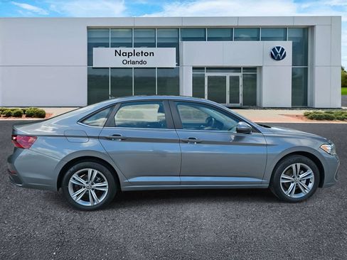 Used 2024 Volkswagen Jetta SE w/ Panoramic Sunroof Package image 4