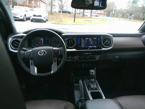 Used 2018 Toyota Tacoma Limited image 30