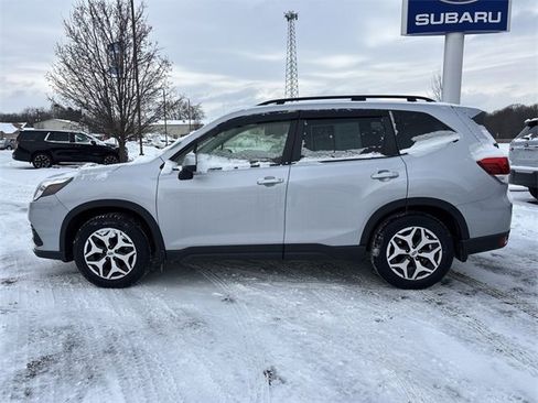 Used 2023 Subaru Forester Premium image 7