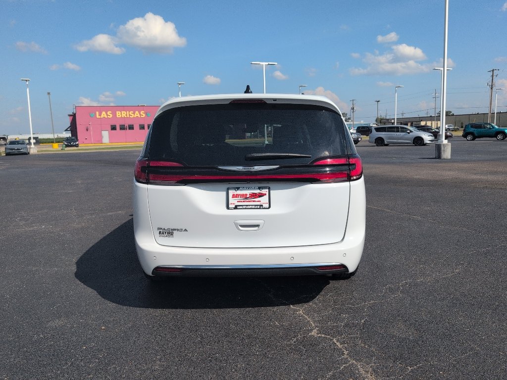 Used 2024 Chrysler Pacifica Touring-L FWD image 6