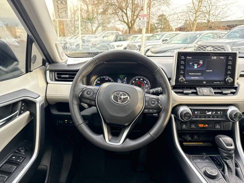 Used 2021 Toyota RAV4 XLE Premium image 20