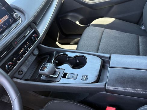 Used 2025 Nissan Rogue SV FWD image 43