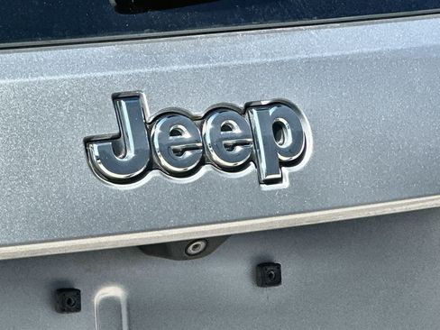 Used 2018 Jeep Grand Cherokee Laredo AWD/4WD image 16