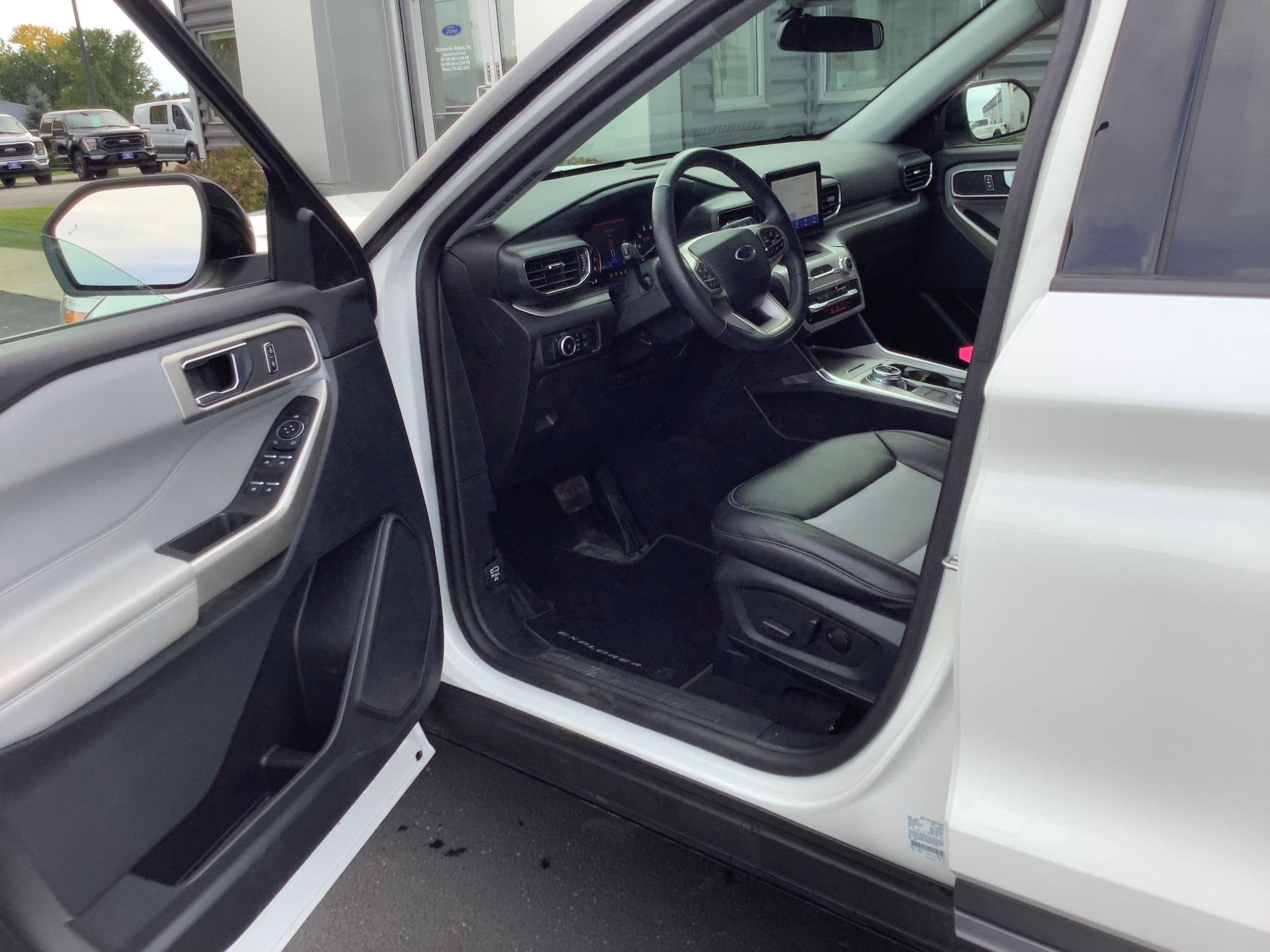 Used 2024 Ford Explorer XLT w/ Equipment Group 202A AWD/4WD image 6