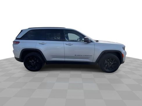 Used 2025 Jeep Grand Cherokee Altitude AWD/4WD image 3