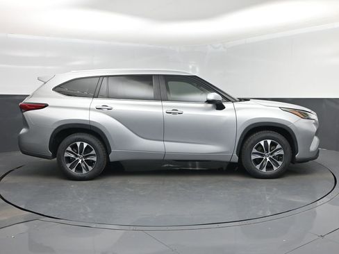 Used 2023 Toyota Highlander XLE FWD image 2