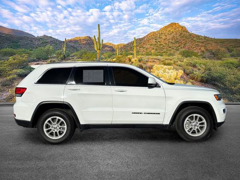 Used 2020 Jeep Grand Cherokee Laredo RWD image 3