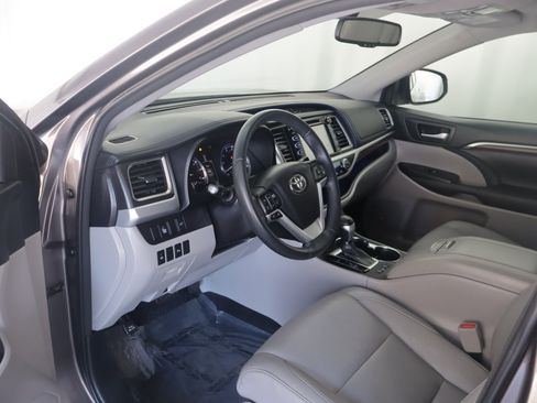 Used 2016 Toyota Highlander Limited image 3