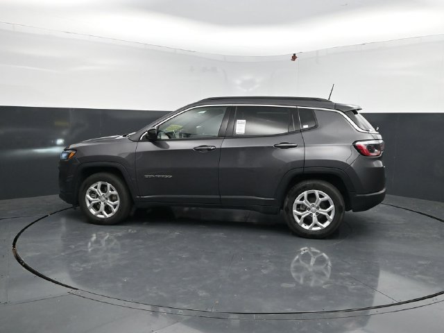 Used 2024 Jeep Compass Latitude AWD/4WD image 4