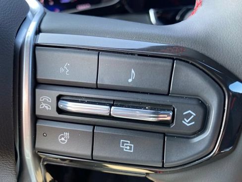 Used 2025 Chevrolet Colorado Z71 w/ Technology Package AWD/4WD image 24