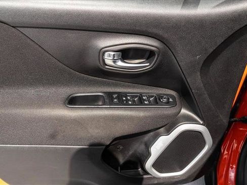 Used 2019 Jeep Renegade Latitude AWD/4WD image 13