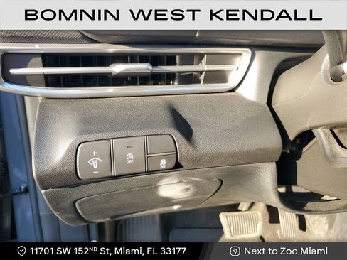 Used 2025 Hyundai Elantra SE image 25