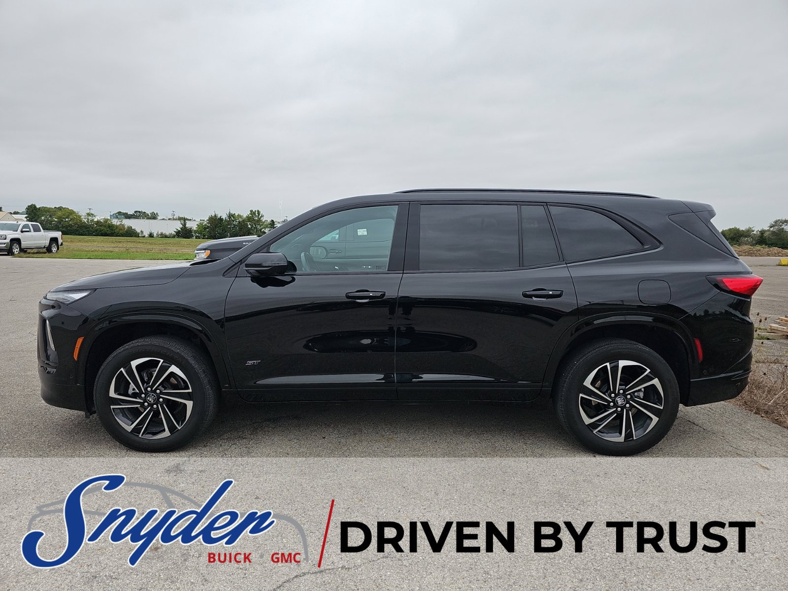 Used 2025 Buick Enclave Sport Touring w/ Super Cruise Package FWD image 2