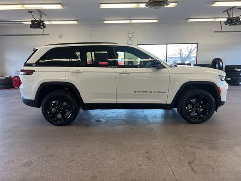 New 2025 Jeep Grand Cherokee Altitude image 30