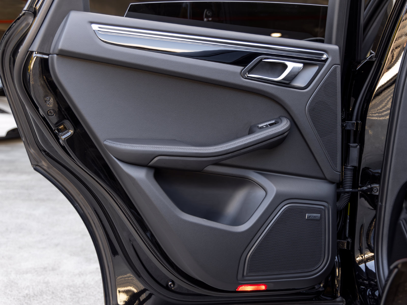 Certified 2025 Porsche Macan Turbo AWD/4WD image 50