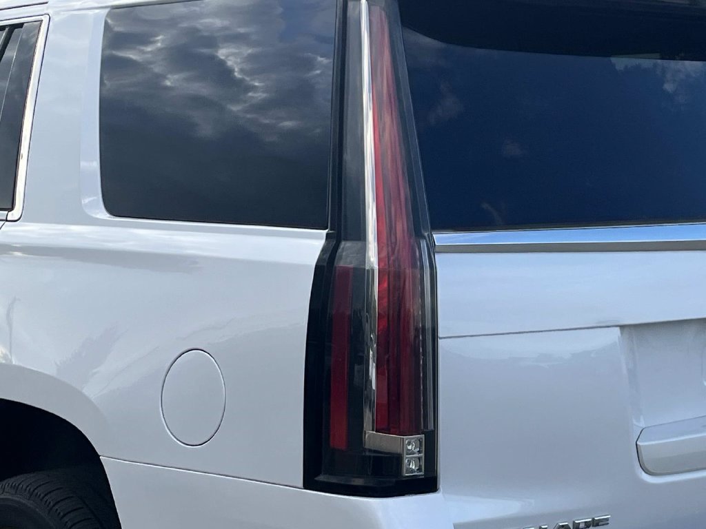Used 2017 Cadillac Escalade Luxury AWD/4WD image 10
