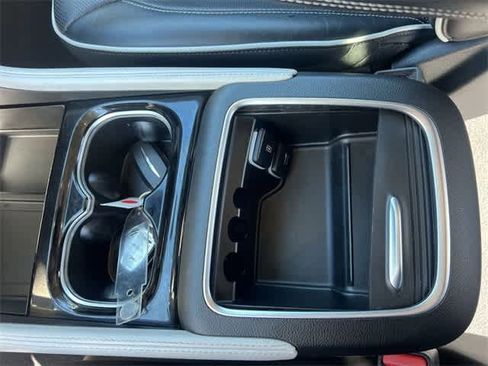 Used 2021 Chrysler Pacifica Limited w/ Uconnect Theater Family Group image 27