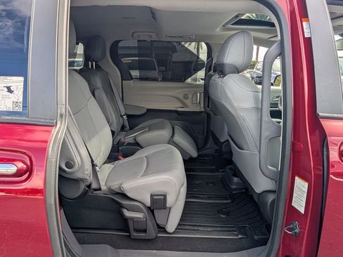 Used 2024 Toyota Sienna Limited image 15