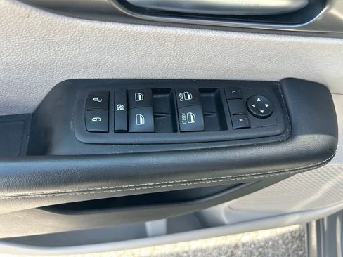 Used 2023 Chrysler Pacifica Touring-L FWD image 16