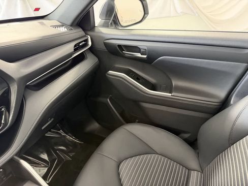Used 2025 Toyota Highlander XSE AWD/4WD image 25