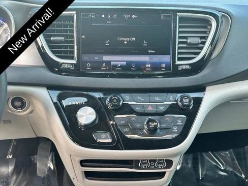 Certified 2024 Chrysler Pacifica Touring-L FWD image 14