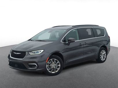 Certified 2022 Chrysler Pacifica Touring-L w/ Uconnect Theater Family Group