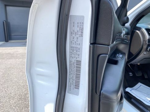 Used 2018 Jeep Grand Cherokee Overland RWD image 31