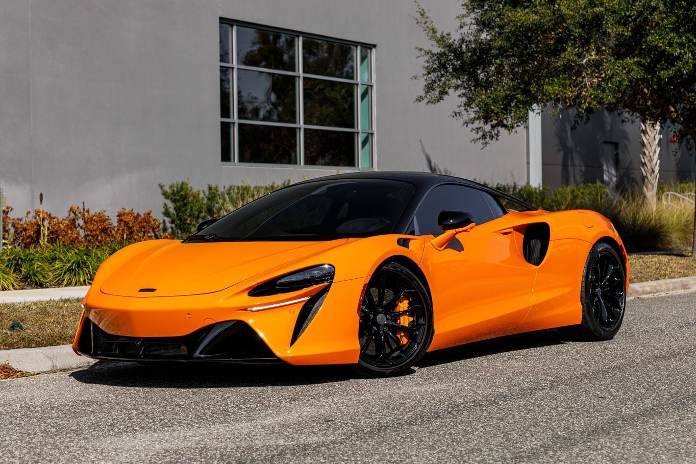 Used 2025 McLaren Artura RWD image 43