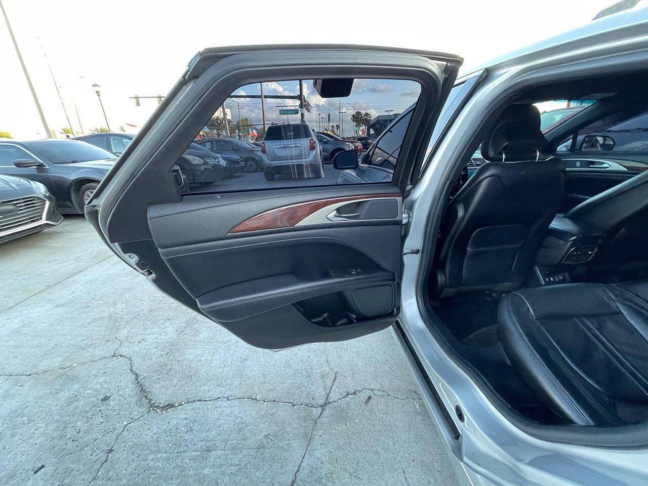 Used 2017 Lincoln MKZ Reserve FWD image 5