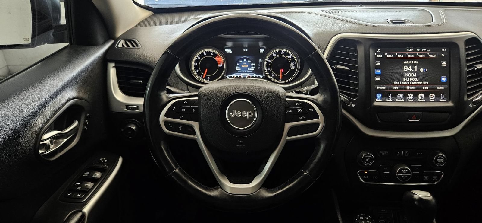 Used 2017 Jeep Cherokee Trailhawk AWD/4WD image 10