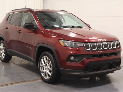 Used 2022 Jeep Compass Latitude image 2