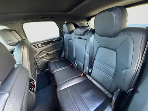 Used 2020 Porsche Cayenne AWD/4WD image 15