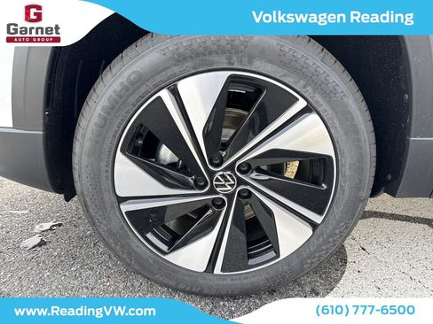 New 2025 Volkswagen Taos SE image 9