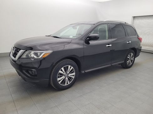 Used 2020 Nissan Pathfinder SV image 2