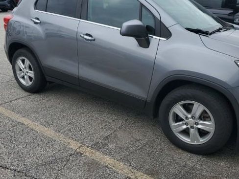 Used 2020 Chevrolet Trax LT w/ LT Convenience Package FWD image 2