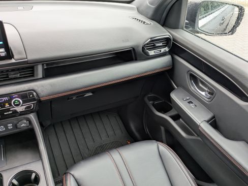 Used 2025 Honda Pilot TrailSport image 23