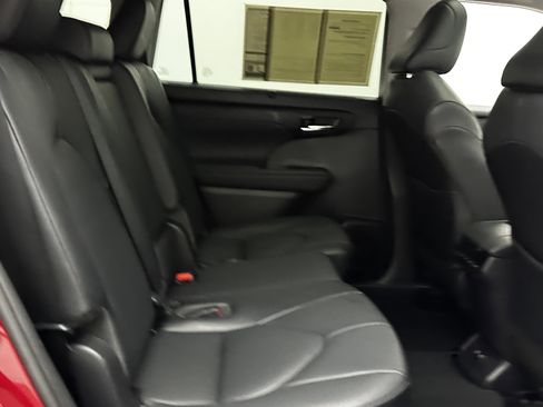 Used 2020 Toyota Highlander XLE image 32