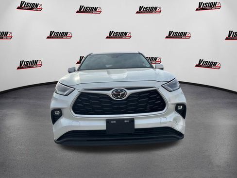 Used 2023 Toyota Highlander XLE image 2