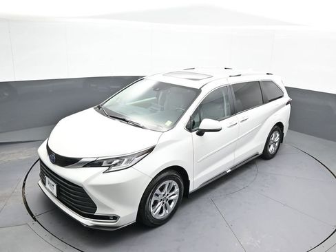 Certified 2024 Toyota Sienna Limited image 36