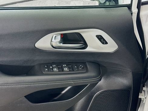 Used 2025 Chrysler Pacifica Limited FWD image 18